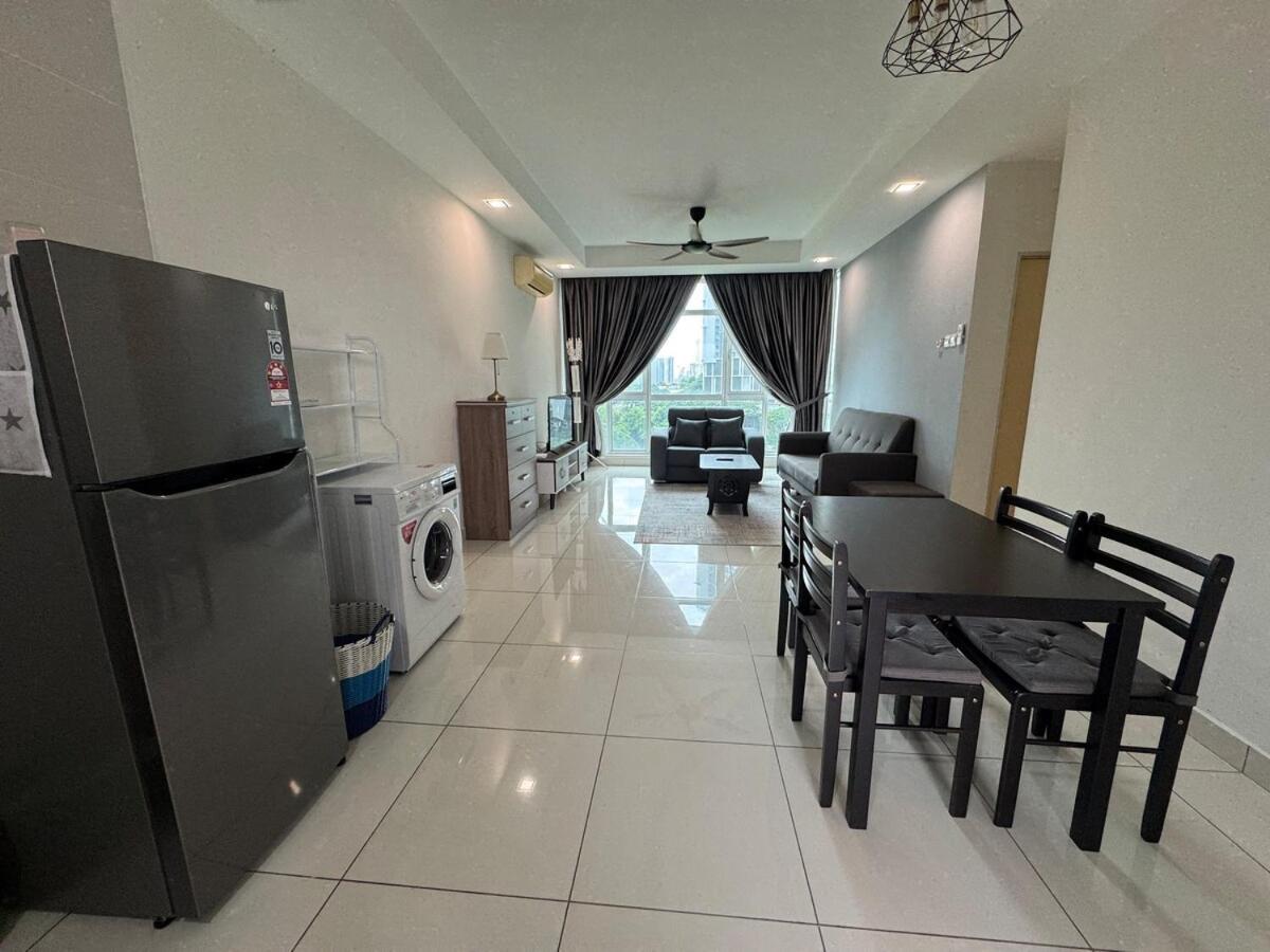 Complete Facility With Mrt, Kl And Pool View Kuala Lumpur