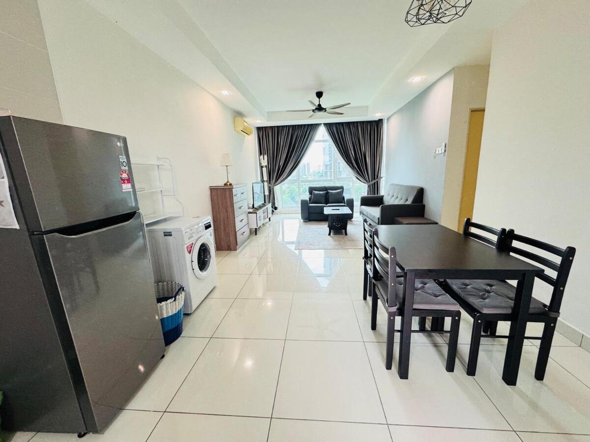 Complete Facility With Mrt, Kl And Pool View Kuala Lumpur